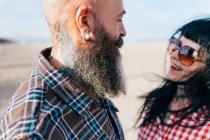 Joyeux couple hipster face à face sur la plage, Valence, Espagne — Photo de stock