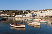 Barcos por muelle, ciudad de fondo, Mykonos Town, Cícladas, Grecia - foto de stock