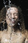 Жінка бризкає воду на обличчі — стокове фото