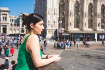 Giovane donna con Il Duomo sullo sfondo, Milano, Italia — Foto stock