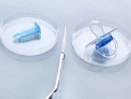 Clonagem Científica, experimento genético com pipeta modificando a amostra de DNA e criando nova vida em placa de Petri — Fotografia de Stock