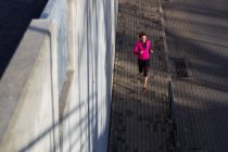 Vista ad alto angolo di giovane donna che fa jogging — Foto stock