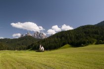 Vista de St. Johann Church and Odle mountains, Funes Valley, Dolomites, Itália — Fotografia de Stock