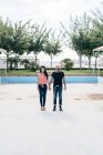 Зрілі hipster пара стоять порожні поплавати в басейні, портрет, Валенсія, Іспанія — стокове фото