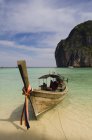 Barco na praia, Maya Bay, Phi Phi Le Island, Tailândia — Fotografia de Stock