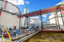 Válvulas de tubería industriales en la planta de biocombustibles - foto de stock