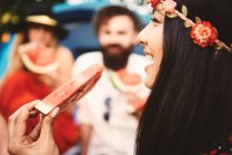 Junge Boho-Frau isst Melonenscheibe auf Festival — Stockfoto
