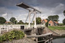 Waterfront bridge and houses, Veere, Zeeland, Netherlands — Stock Photo