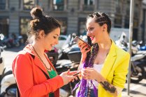 Жінки в місті розірвати за допомогою мобільних телефонів, Мілан, Італія — стокове фото