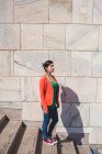 Donna in piedi su gradini accanto al muro, Milano, Italia — Foto stock