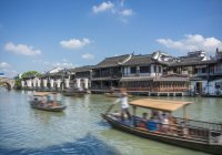 Flussboote auf Wasserstraßen mit traditionellen Gebäuden am Wasser, Shanghai, China — Stockfoto