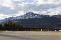 View of highway and Copper Mountain, Colorado, USA — Stock Photo