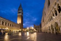 Edifício histórico iluminado à noite, Veneza, Veneto, Itália, Europa — Fotografia de Stock