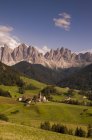 Paisagem com Santa Maddalena e montanhas, Funes Valley, Dolomites, Itália — Fotografia de Stock