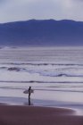 Молодой серфер с видом на море, залив Морро, Калифорния, США — стоковое фото