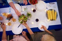 Groupe de personnes assises à table, sur le point de servir à manger, vue aérienne — Photo de stock