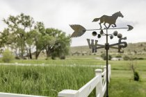 Horse and arrow weather vane on ranch, Bridger, Montana, USA — Stock Photo