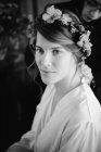 Porträt der Braut, die sich auf Hochzeit mit Friseur vorbereitet — Stockfoto