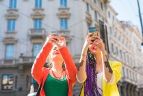 Women in city taking selfie, Milan, Italy — Stock Photo