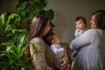 Mães com seus bebês — Fotografia de Stock