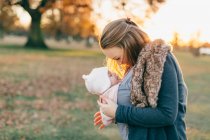 Seitenansicht von Mutter und Tochter im Freien, Mutter trägt Baby im Tragetuch — Stockfoto