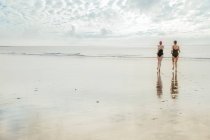 Mother and daughter heading to sea, Folkestone, UK — Stock Photo