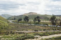 Ландшафтный вид с оживленной стоянкой у шоссе, Норт-Элсинор, Калифорния, США — стоковое фото