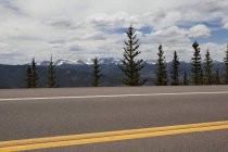 Route vide dans les collines de montagnes — Photo de stock