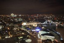 Paisaje urbano de Londres y río Támesis iluminado por la noche, Reino Unido, Europa - foto de stock