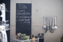 Quadro negro na cozinha com lista de coisas para fazer — Fotografia de Stock