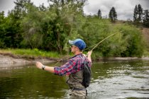 Людина ловить рибу в річці, Кларк-Форк, Монтана і Айдахо, США — стокове фото