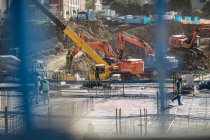 Construction workers laying foundation of building — Stock Photo