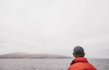 Visão traseira do jovem olhando para o mar e névoa, Ilha de Santa Cruz, Califórnia, EUA — Fotografia de Stock