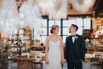 Наречена і наречений в їдальні весільного прийому — стокове фото