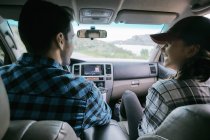 Visão traseira do casal rindo no carro — Fotografia de Stock
