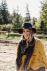 Портрет женщины в шляпе и шарфе, улыбающейся, Ошава, Канада, Северная Америка — стоковое фото