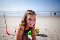 Porträt eines Mädchens, das am Sandstrand spielt — Stockfoto