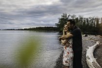 Romantisches paar am strand, oshawa, kanada — Stockfoto