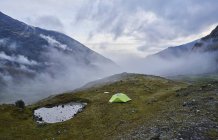 Bergblick mit Zelt auf Hügel, Ventilla, la paz, Bolivien, Südamerika — Stockfoto