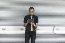 Geschäftsmann nutzt Touchscreen auf digitalem Tablet — Stockfoto