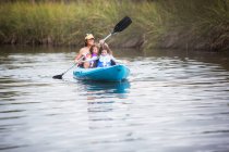 Mãe e filhas de caiaque em Halls River, Homosassa, Florida, EUA — Fotografia de Stock