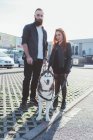 Retrato de jovem casal com cão — Fotografia de Stock