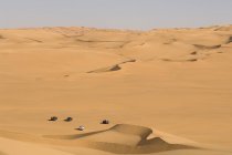 SUV em dunas de areia, Erg Awbari, deserto do Saara, Fezzan, Líbia — Fotografia de Stock