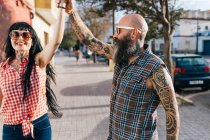 Reifes Hipster-Paar tanzt auf Bürgersteig — Stockfoto