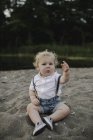 Porträt eines männlichen Kleinkindes am Sandstrand, Ontariosee, Kanada — Stockfoto