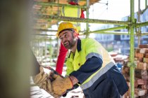 Bauarbeiter bewegen Ziegel — Stockfoto