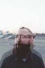 Подвійне експонування бородатого чоловіка на відкритому повітрі — стокове фото