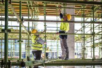 Construction workers on scaffolding — Stock Photo