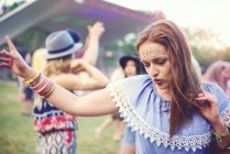 Портрет молодой женщины, танцующей на фестивале — стоковое фото
