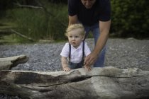 Homem com criança filho criança na praia, Lago Ontário, Canadá — Fotografia de Stock